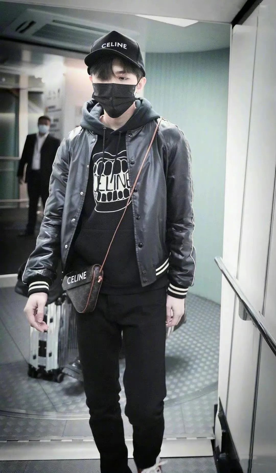 衣品超级好的男明星,王嘉尔穿的蔡徐坤同款衣服