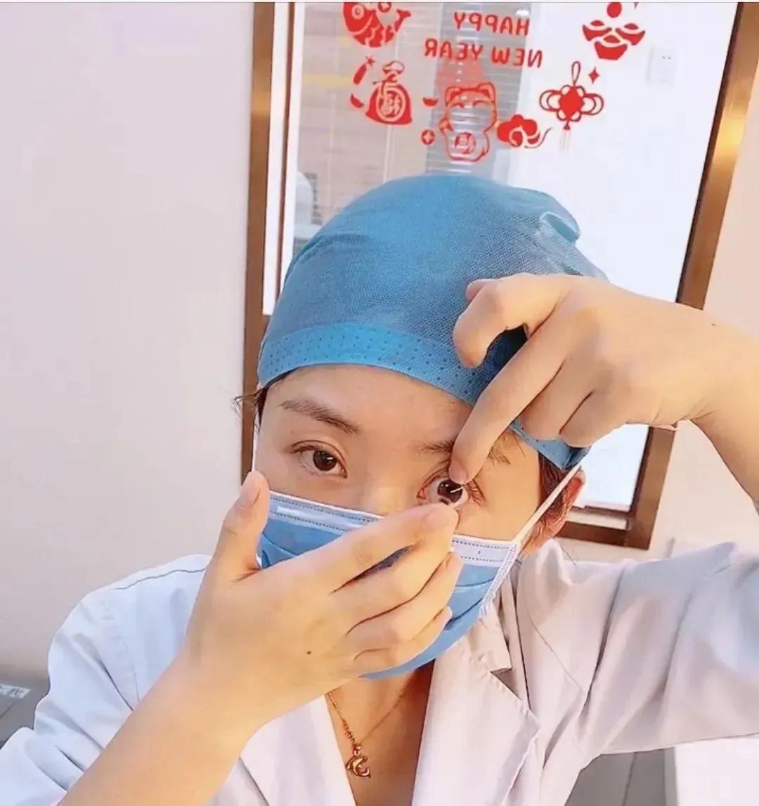 摘隐形眼镜有什么好方法吗,隐形眼镜怎样摘