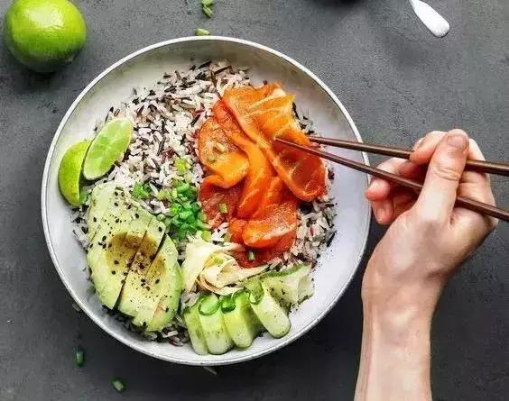 这样的三文鱼刺身你还敢吃吗,刺身三文鱼是生吃吗