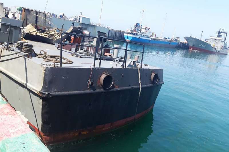 射得太快!伊朗拖拽辅助舰未及离开,惨被自家导弹击中