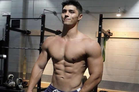 把肩膀练宽最快的方法,练肩膀宽最好的方法男生