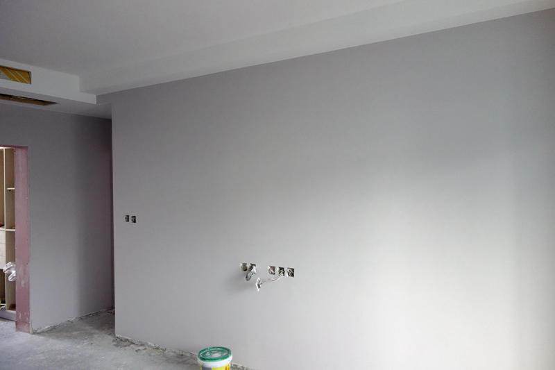 墙面起碱不除碱直接刮腻子可以吗,如何解决墙面泛碱问题