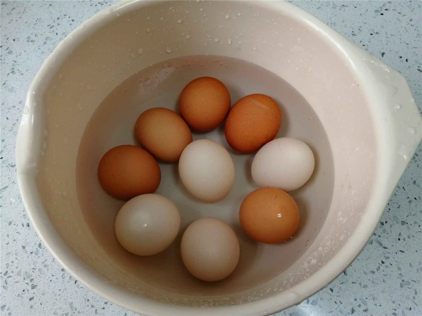 白水煮鸡蛋一次吃几个,煮鸡蛋蛋黄像膏状一样怎么煮