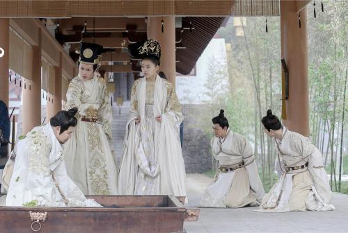 与亲姐姐*伦乱**,逼姑姑侍寝,此皇帝荒淫无下限