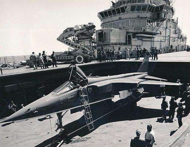 航母甲板光学助降系统,斜角弹射器