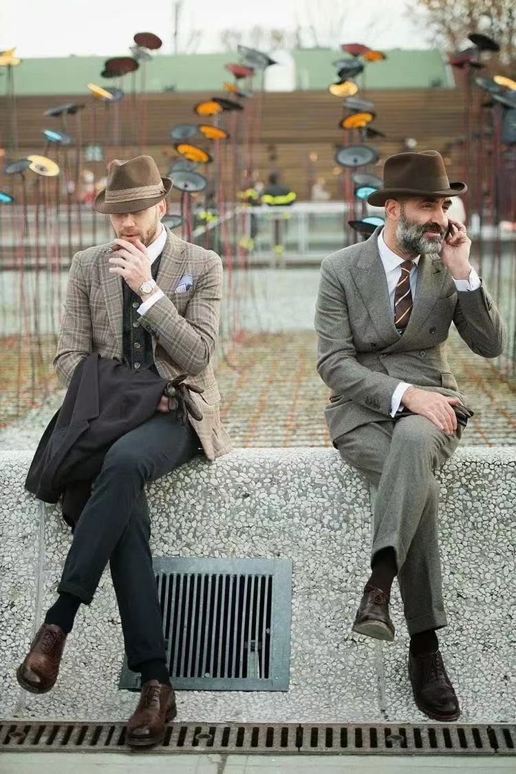 咖色格纹西装内搭推荐,格纹西装怎么穿不老气