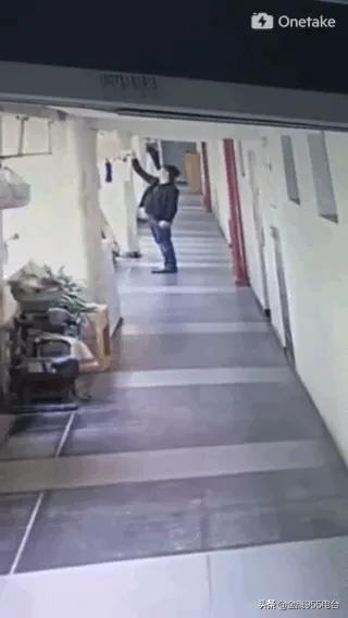 变态男!光天化日下频偷长沙一小区女性贴身内衣裤