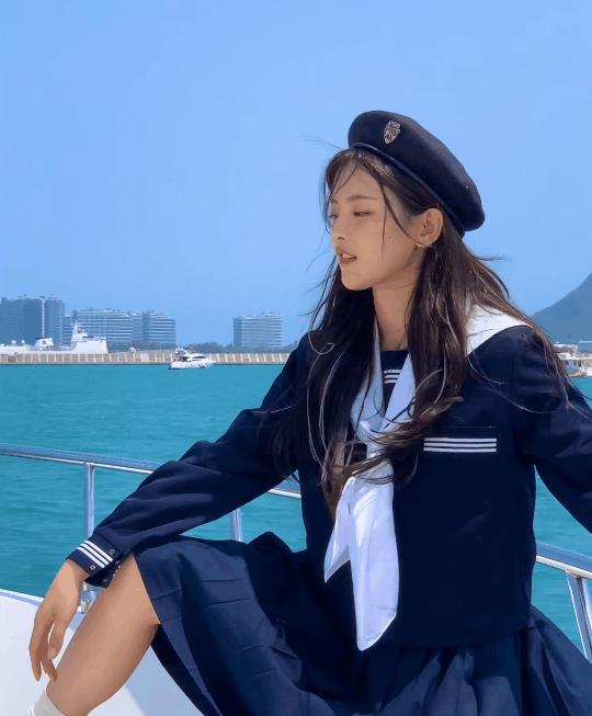 超减龄穿搭法则被杨超越狠狠拿捏,杨超越水手服穿搭