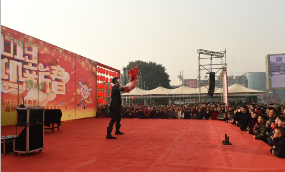 广元市老城小西街嘉陵广场,看看广场有多热闹