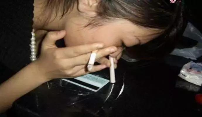 女子家中吸毒,家里吸毒被举报