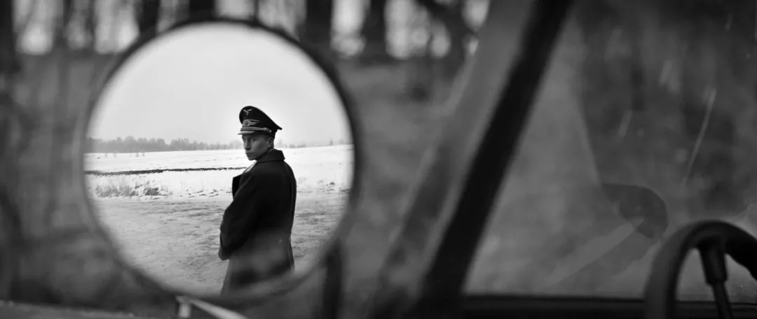 《冒牌上尉》:19岁少年逃兵的刽子手生涯,极权主义下的人性拷问