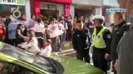 堵瘫这条街一个多小时!女“路霸”车停路中间玩手机,交警敲窗喊话都不好使