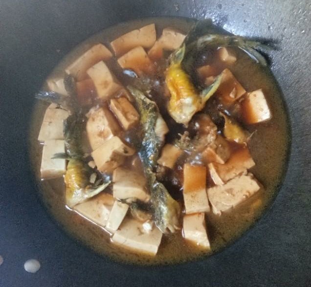 豆腐炖鱼最好吃的做法和配方,红烧鱼焖豆腐正宗做法