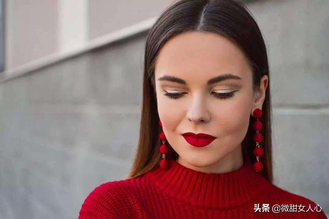 为什么女生梳妆台那么多化妆品,为什么女的梳妆台上有很多护肤品