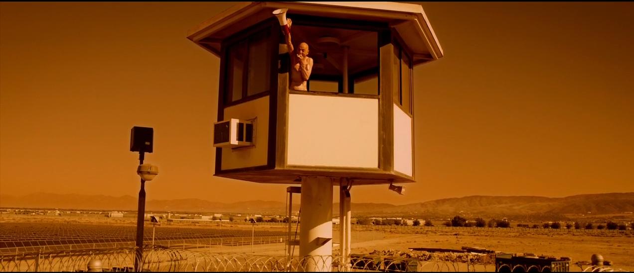 《人体蜈蚣系列》：从全彩到黑白默片重口味背后的荒诞剧情