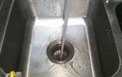 卫生间下水道堵了一个塑料瓶解决,下水道堵塞最快的疏通好帮手