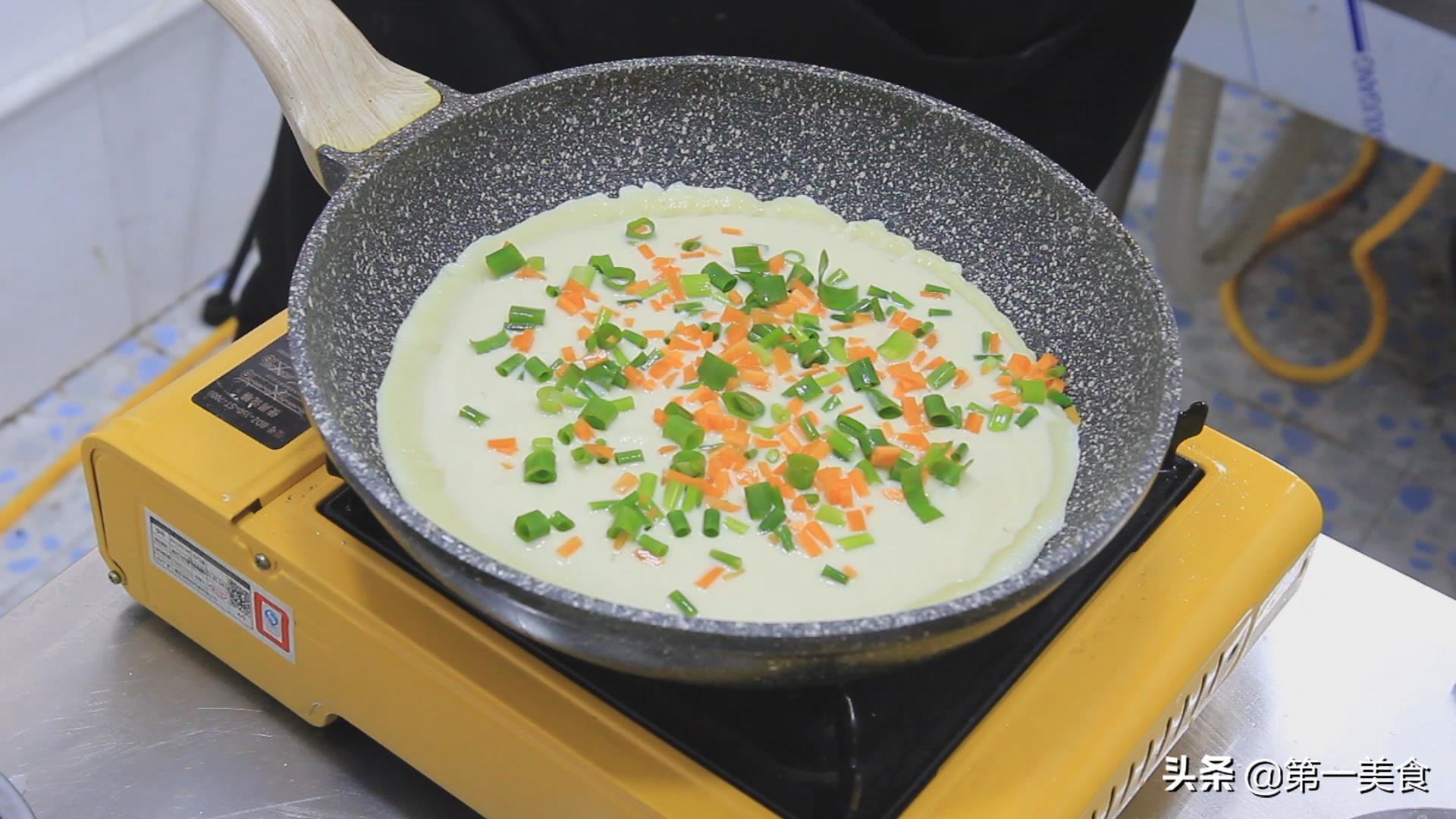 鸡蛋煎饼怎么做松软酥脆,一碗面粉两个鸡蛋独家做法