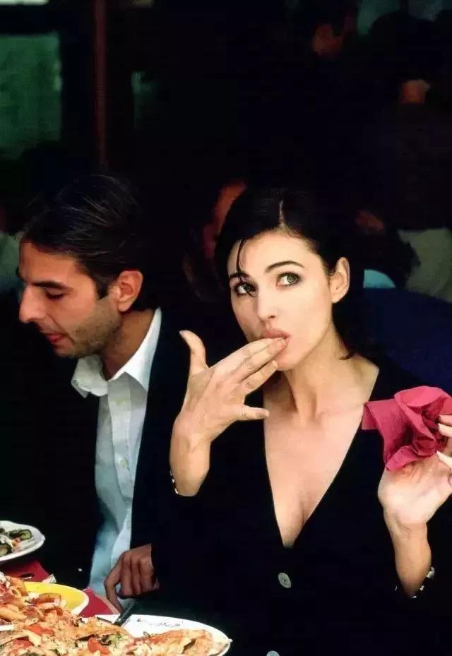 她是全球公认的最性感女神：“裸露”却不情色的人间*物尤**