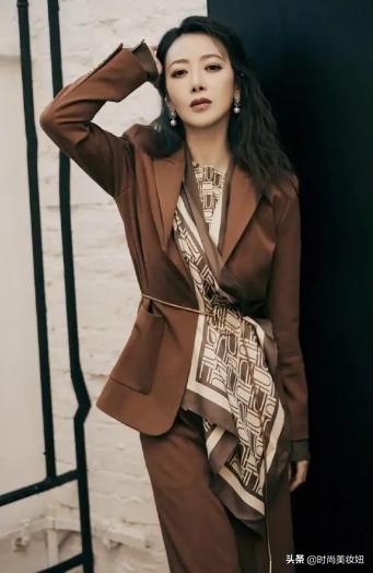 陈紫函穿黑色无袖汗衫出席活动照 (陈紫函穿金色套装红毯争艳)