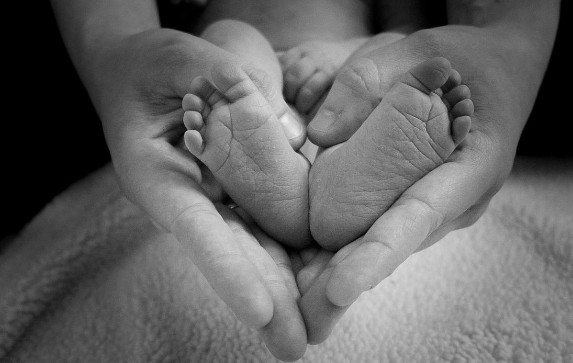 母亲背患病女儿求学12年,母亲背患病女儿求学十年