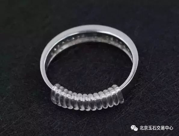 手镯小了佩戴手镯方法,怎么戴手镯不容易变形开口