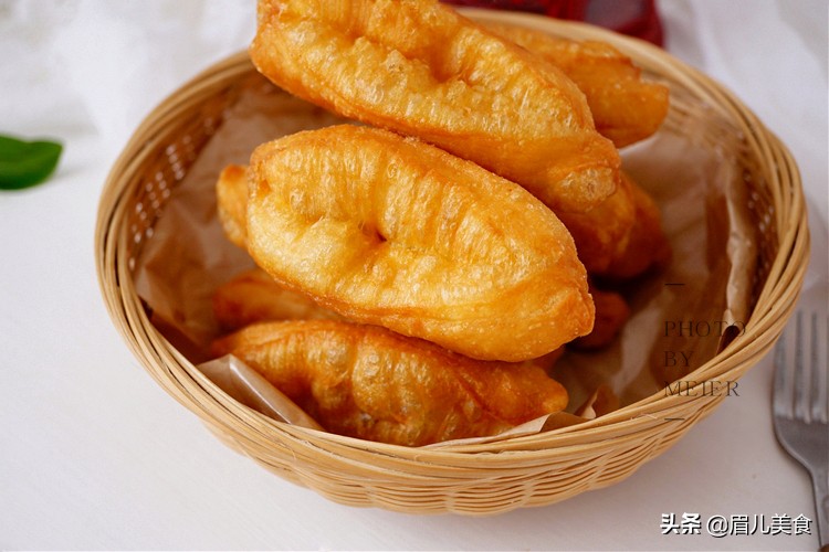 家庭自制油条蓬松酥脆做法简单,自制蓬松酥脆好油条手把手教给你