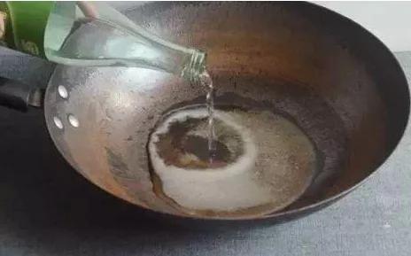 铁锅生锈不要扔教你一招搞定,不粘底层铁锅生锈怎么重新开锅