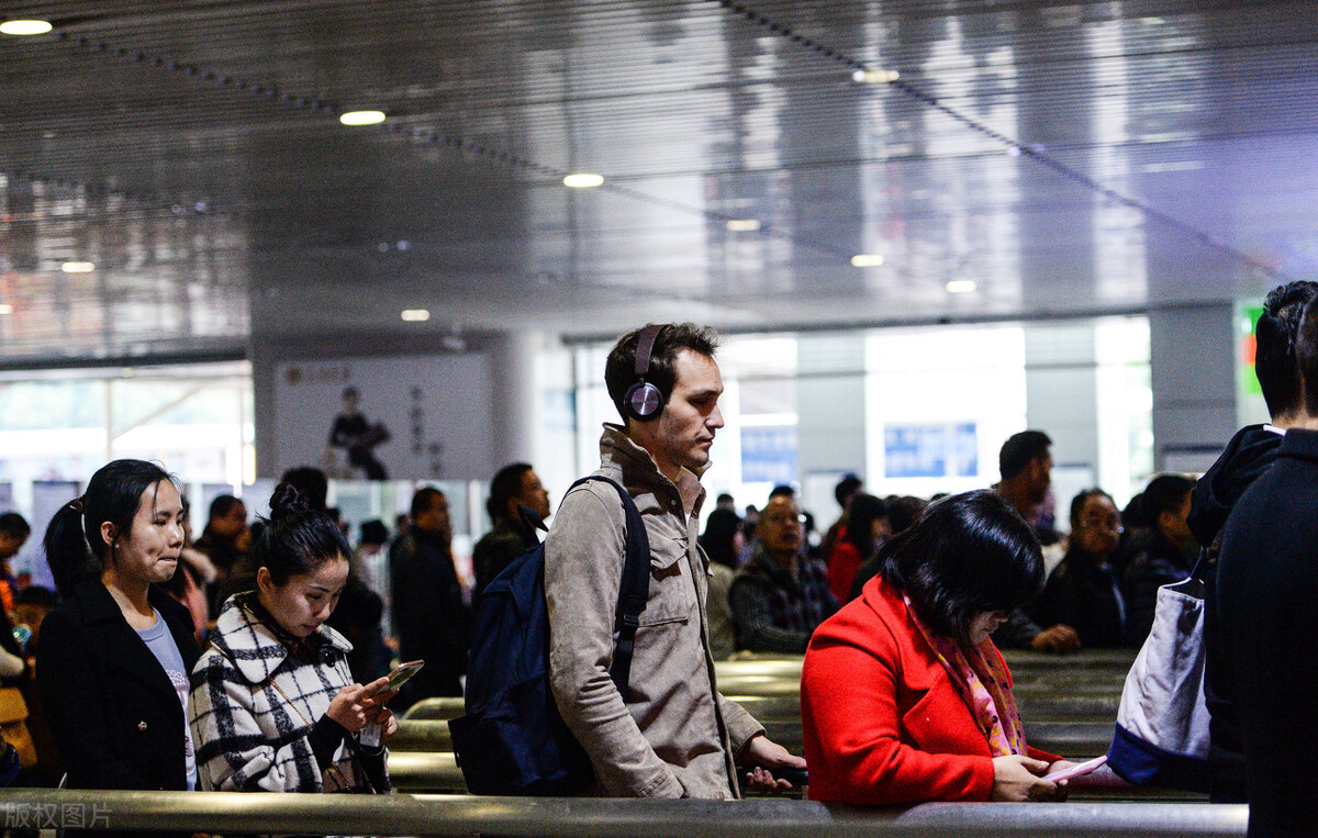 送妻子出差7天，随身包包里，发现一盒拆开的杜蕾斯