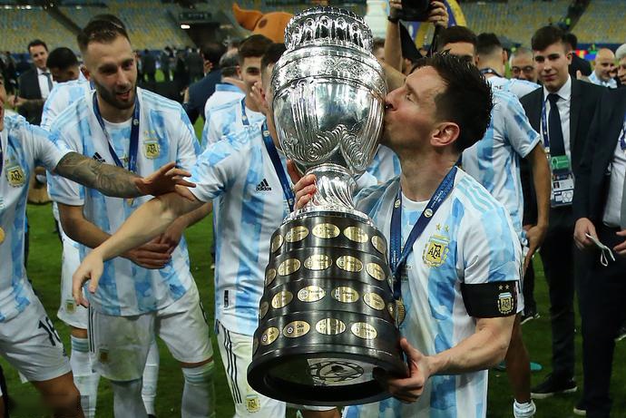 评价梅西夺得世界杯冠军,欧足联官方评历史最佳球员