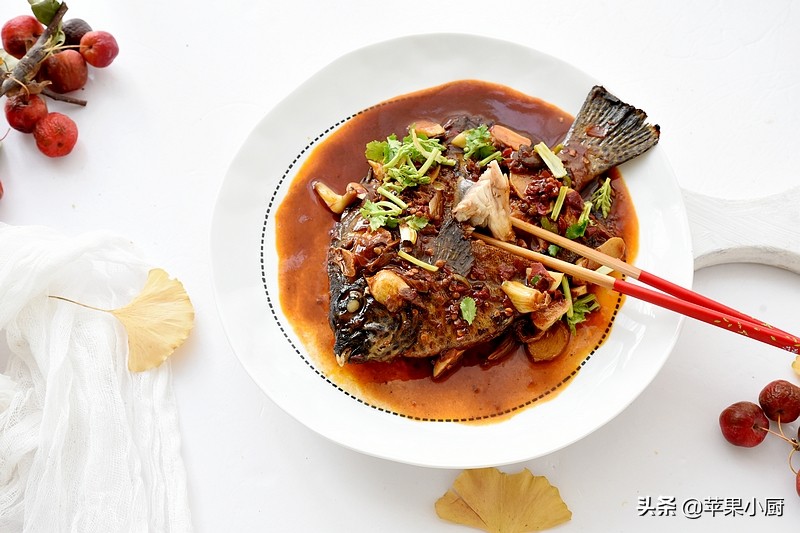 炖鱼只需1种调料鱼肉鲜嫩解馋,炖鱼不放什么调料最好吃