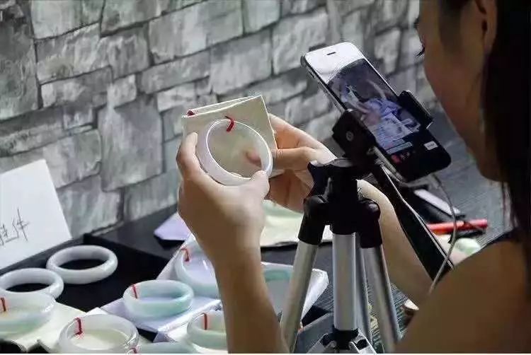 快速发展和红利期,珠宝直播运营新职业,了解一下?