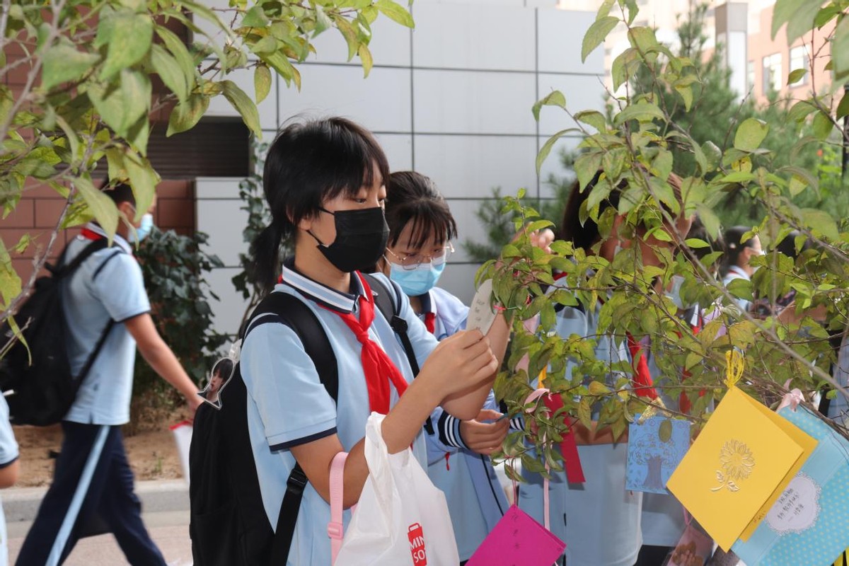 “恩师掬取天池水，洒向人间育英才”弘毅中学庆祝教师节主题活动