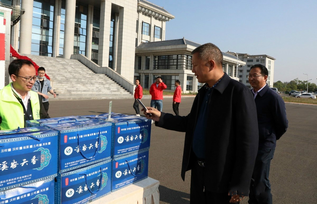 县长帮卖农副产品,县委书记县长带头消费