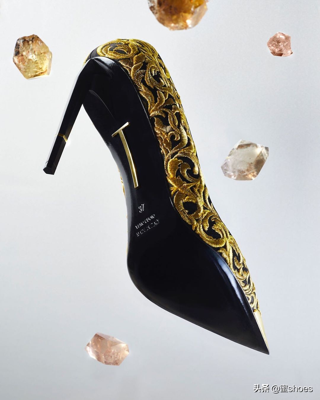 尖头带有纹理的高跟鞋是什么品牌,尖头裸色高跟鞋推荐小众品牌