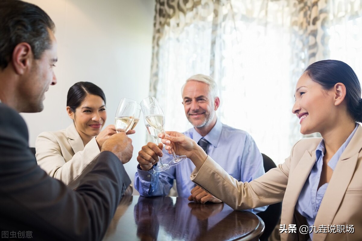 怎么和不熟的领导人找话题聊天,没话题和同事聊