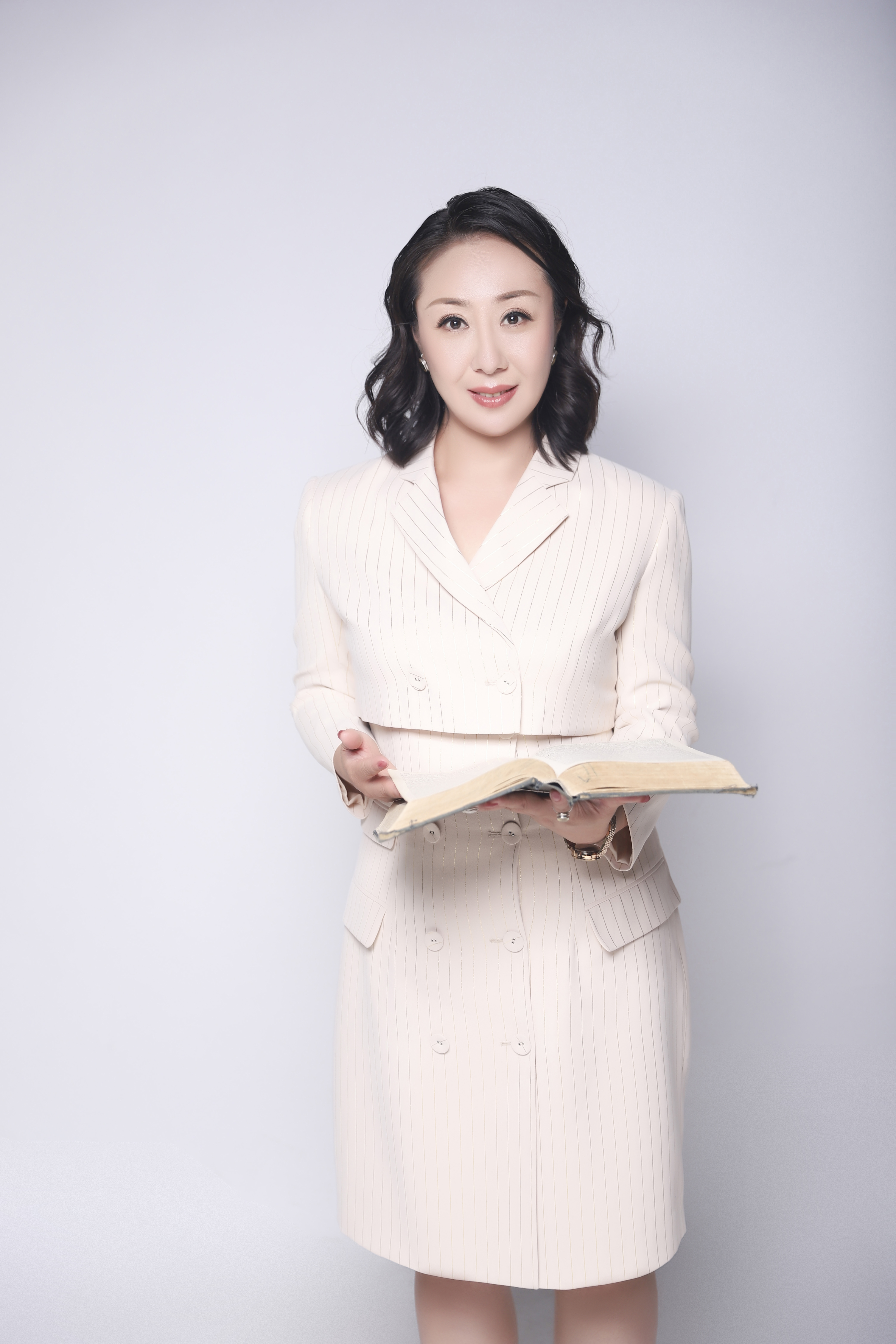 吹去浮土找见岩石