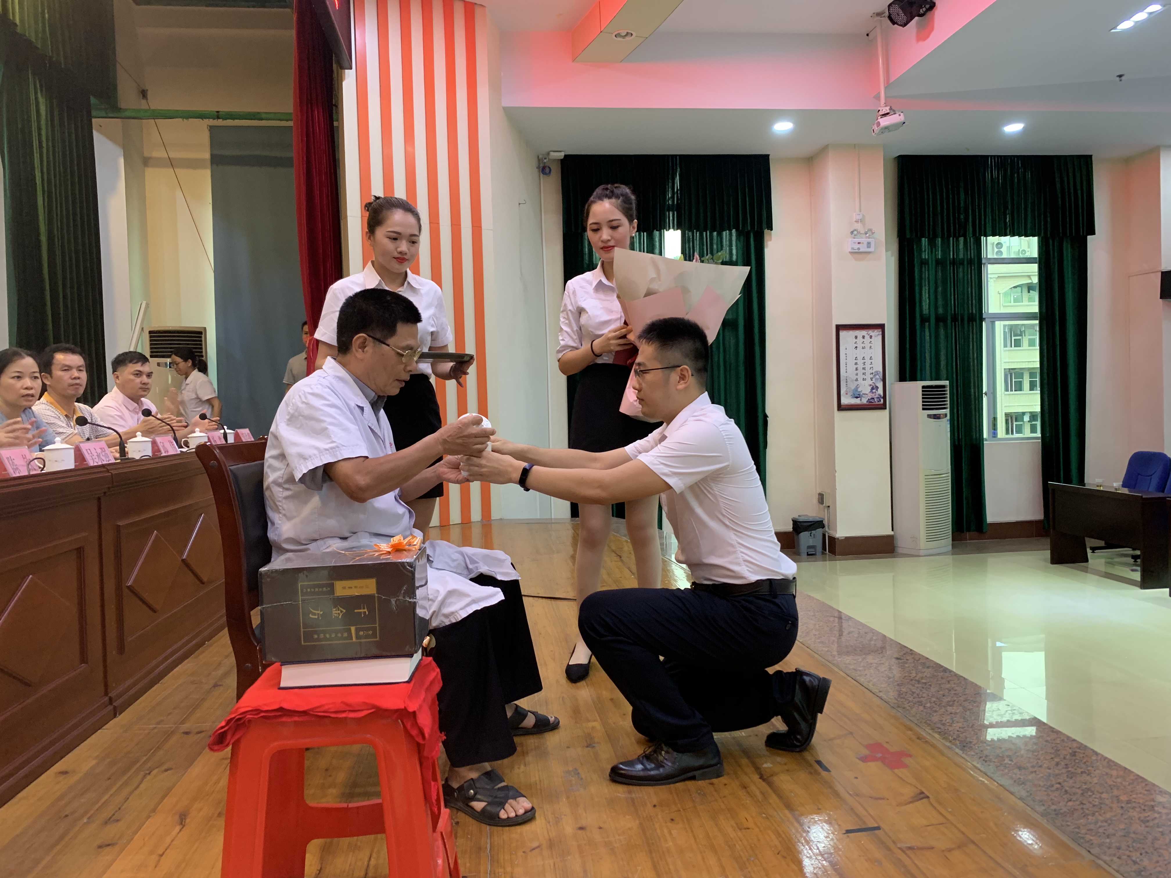 中国医师节评选优秀医生活动方案,医院庆祝首个中国医师节