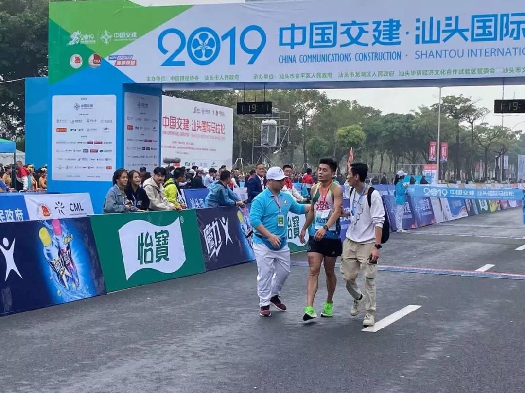 在街头当志愿者,凌晨四点出门当志愿者