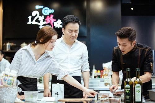 柳岩穿吊带衫,柳岩白色吊带衫