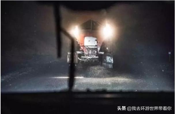 三个人一辆面包车环游世界,3个小伙开面包车