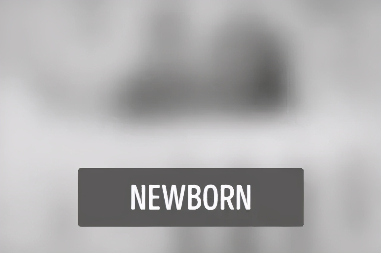 李亚男晒二胎女儿满月照,吸吮手指软萌可爱!附1-2月宝宝早教