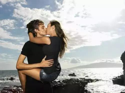 男生第一次吻你额头,男生第一次亲你的行为看出他态度