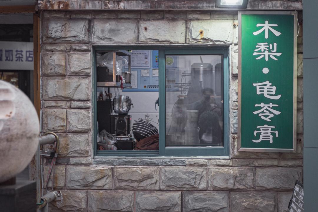 就这家连门都没有的2㎡小店,居然能在上海红17年?