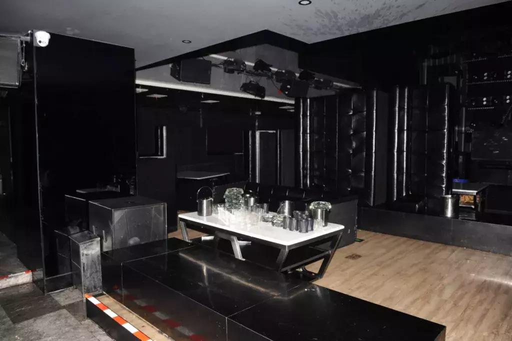 这迪白蹦了！常德小伙贴钱买潮服做“蹦迪选手”2个月，工资没拿到，酒吧倒闭了……