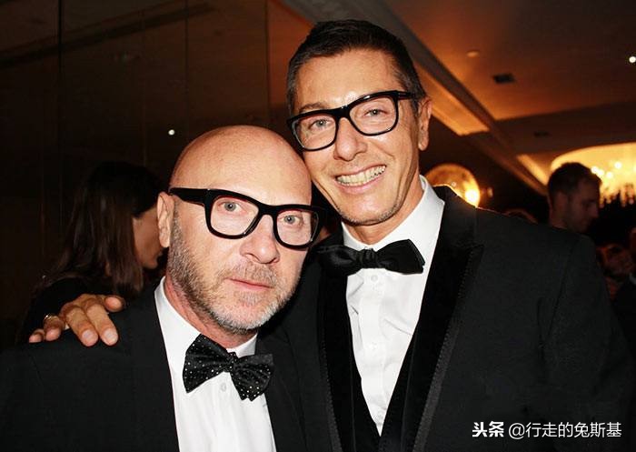 华人现身米兰总部发起*制抵**活动,杜嘉班纳顺势推出*制抵**版T恤赚钱