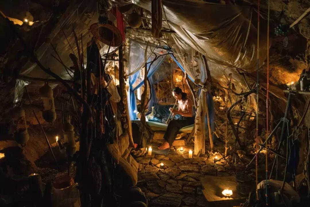 他卖掉豪宅搬进山洞,做出一个全世界风景最好的厕所