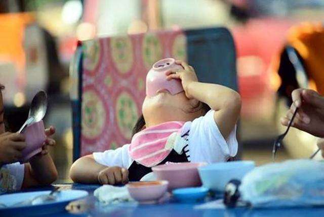 孩子吃饭磨蹭怎么鼓励他,孩子吃饭慢磨蹭要一直催