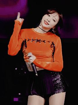 韩国女性高级感短裙,韩国女明星深v身材