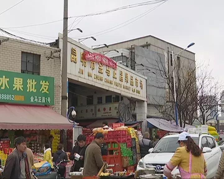 水果批发市场内堵车怎么解决,人多车多路上堵