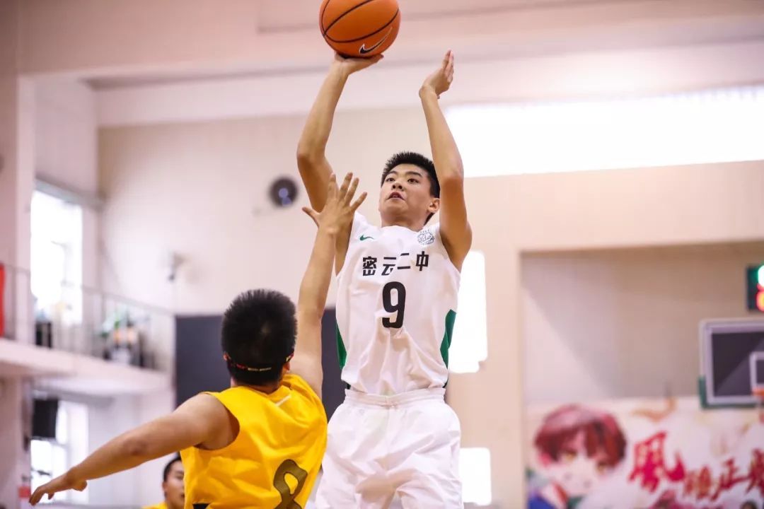 新·十六强齐亮相高中赛场惊现*力暴**隔扣丨18-19耐克高中联赛